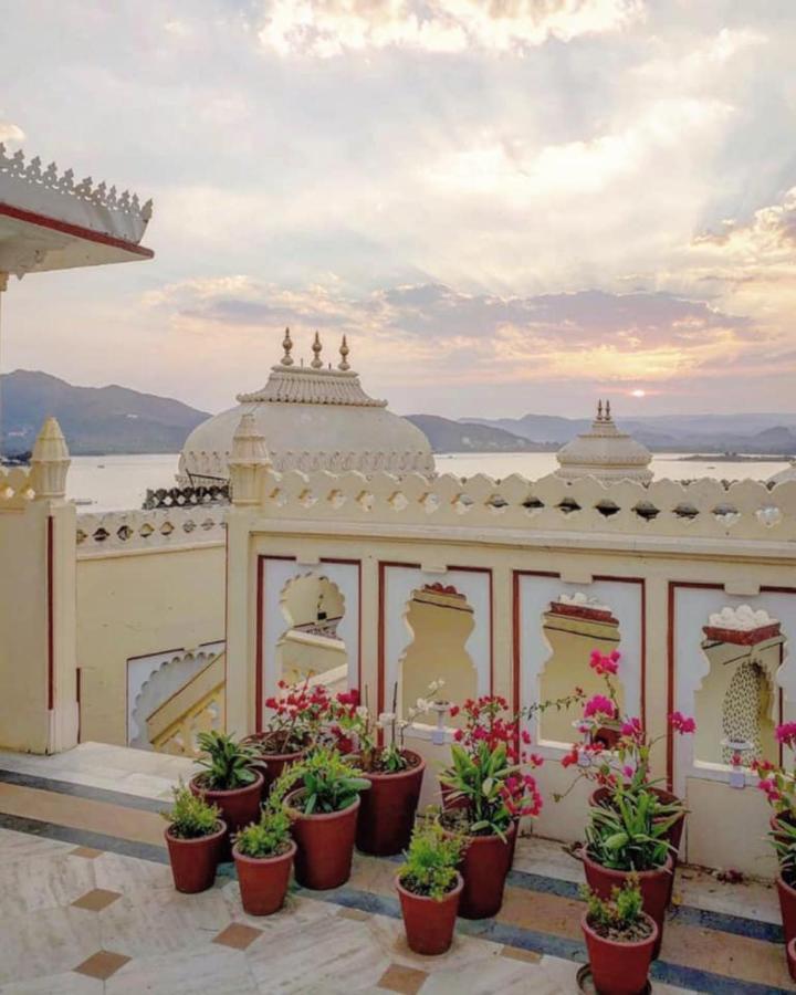 Shiv Niwas Palace By Hrh Group Of Hotels Udaipur Bagian luar foto