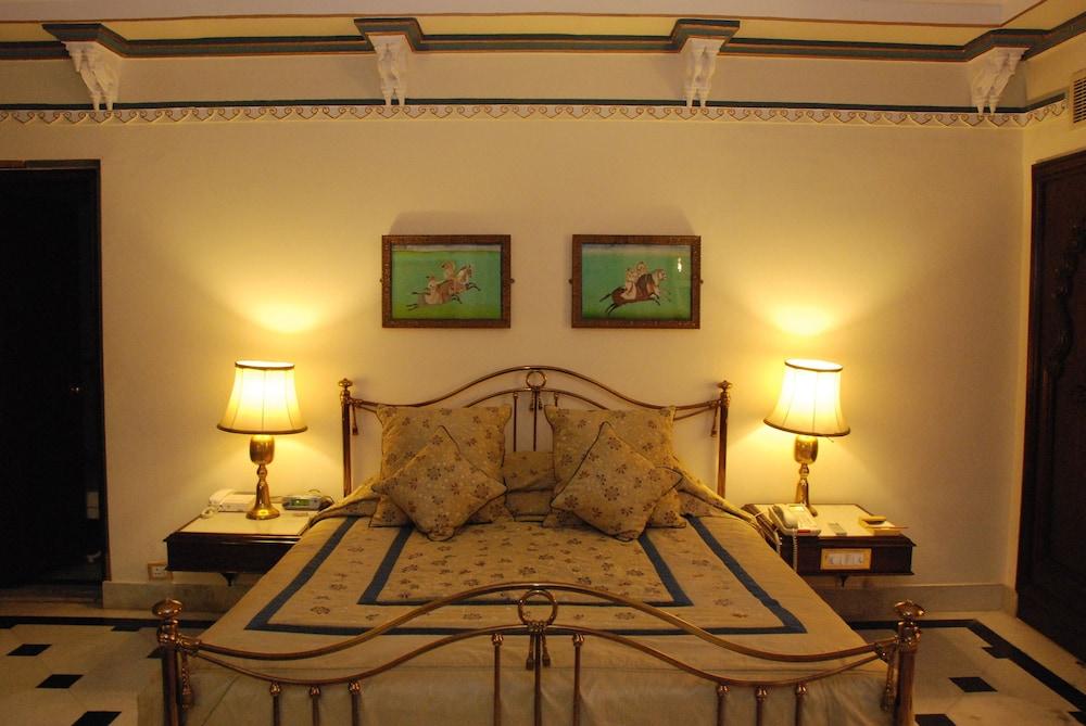 Shiv Niwas Palace By Hrh Group Of Hotels Udaipur Bagian luar foto