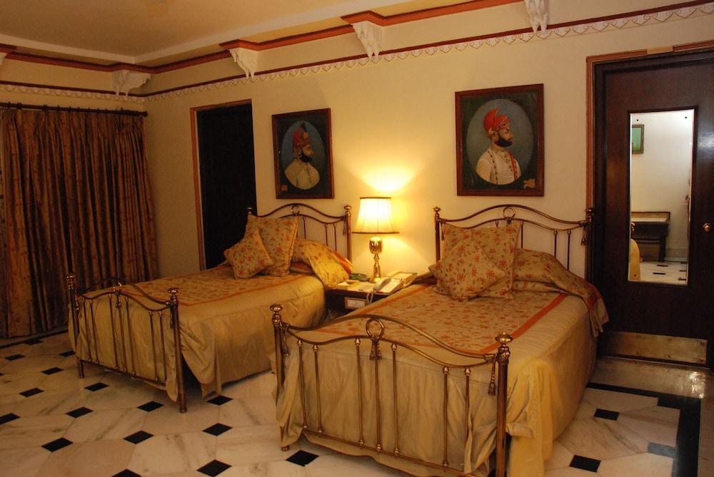 Shiv Niwas Palace By Hrh Group Of Hotels Udaipur Bagian luar foto