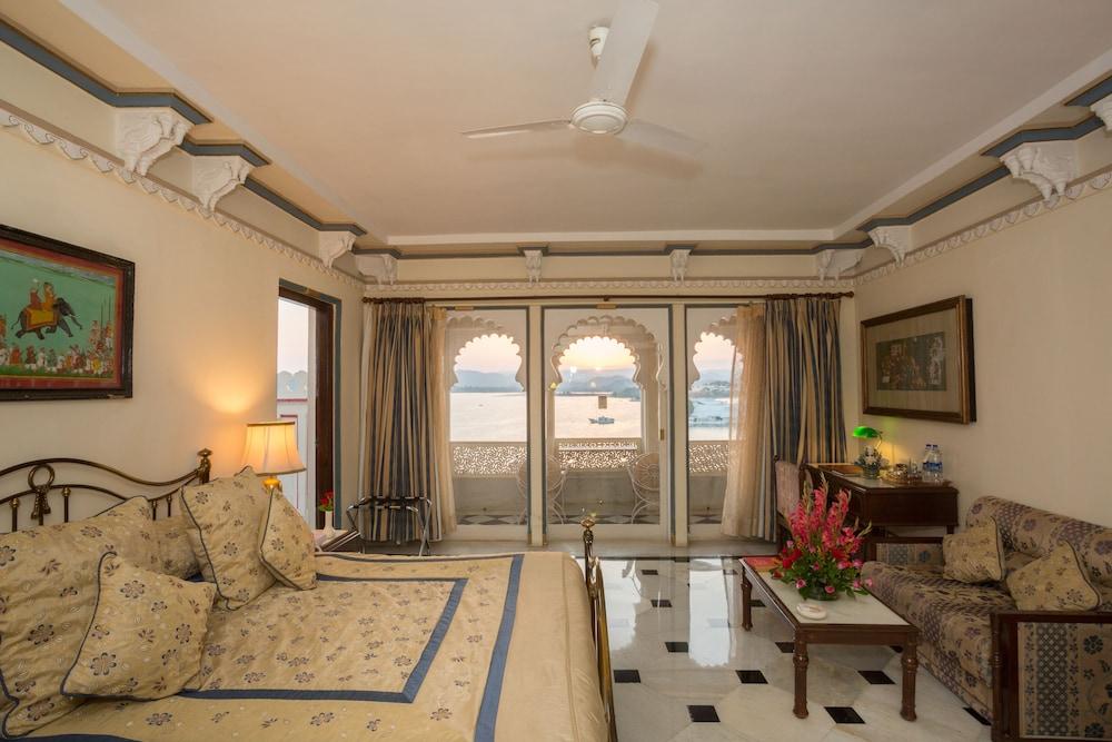 Shiv Niwas Palace By Hrh Group Of Hotels Udaipur Bagian luar foto