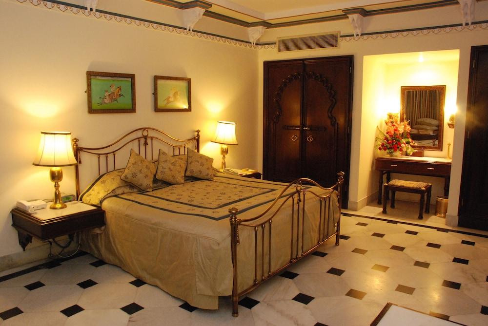 Shiv Niwas Palace By Hrh Group Of Hotels Udaipur Bagian luar foto