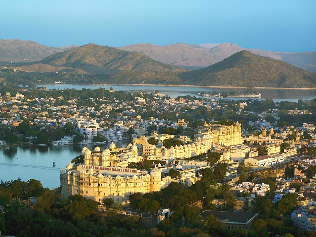 Shiv Niwas Palace By Hrh Group Of Hotels Udaipur Bagian luar foto