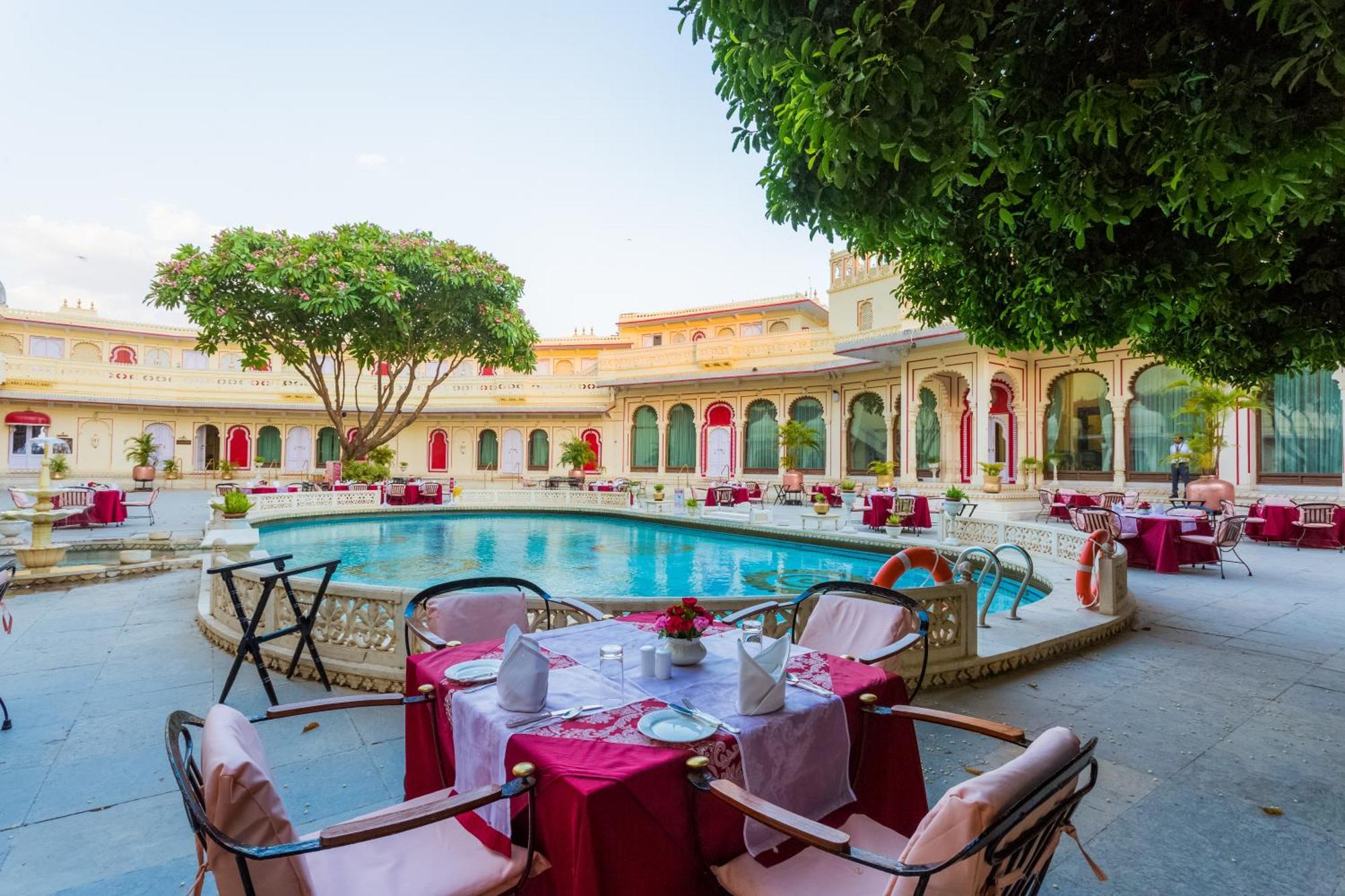 Shiv Niwas Palace By Hrh Group Of Hotels Udaipur Bagian luar foto