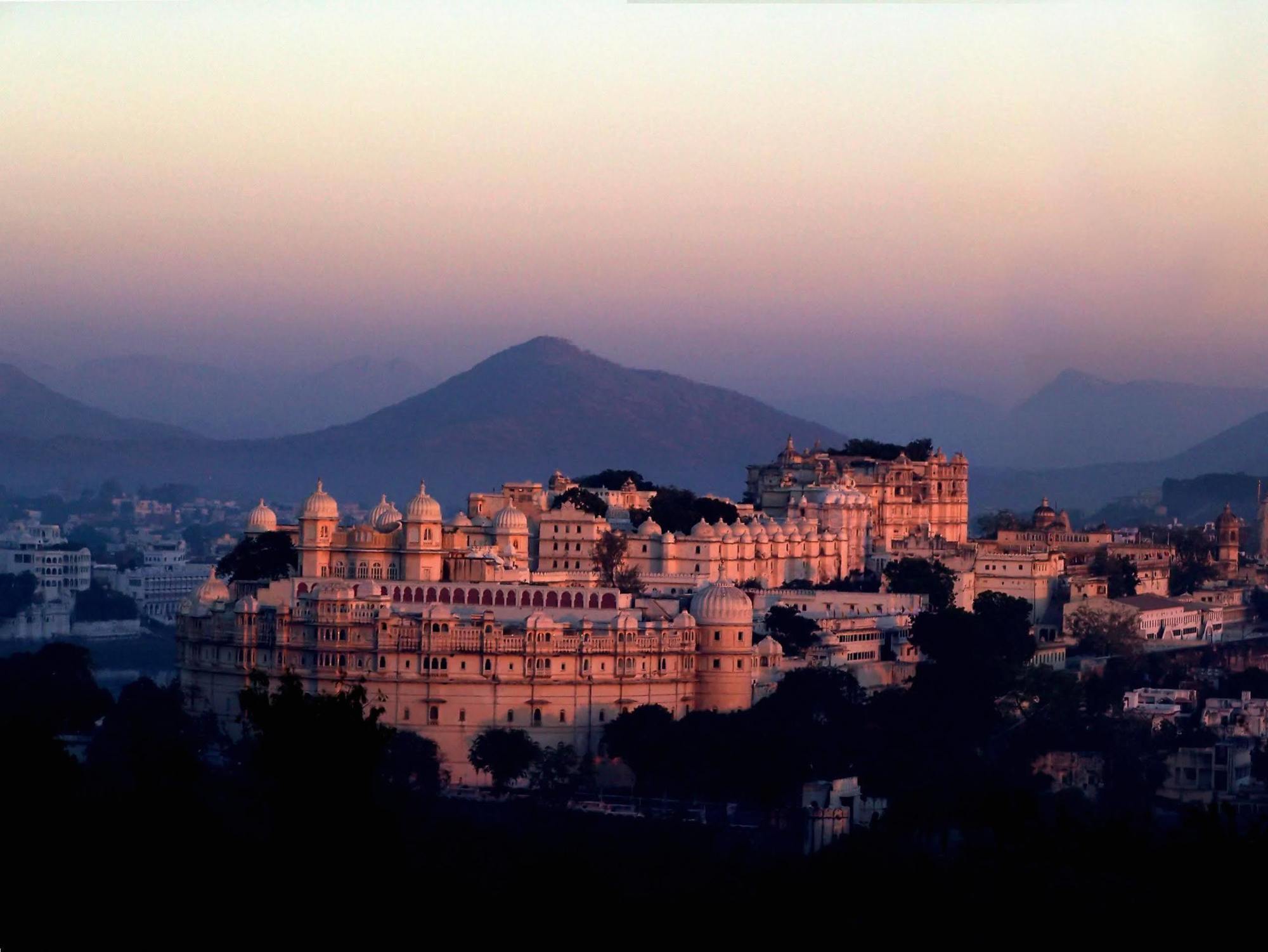 Shiv Niwas Palace By Hrh Group Of Hotels Udaipur Bagian luar foto